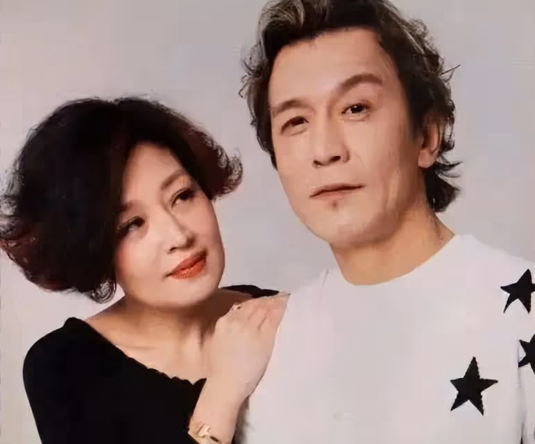 離世四年,回頭再看遺孀哈文的選擇,才知道李詠到底有多聰明