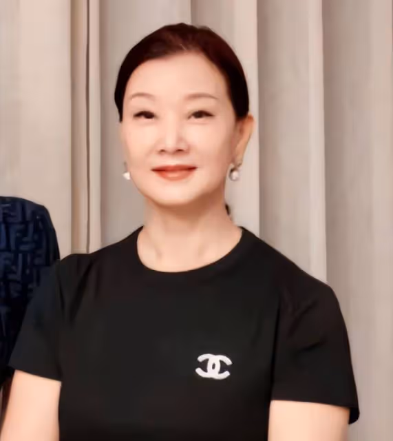 58歲宋祖英近況罕見曝光:住北京豪宅,穿香奈兒,皮膚光滑不顯老
