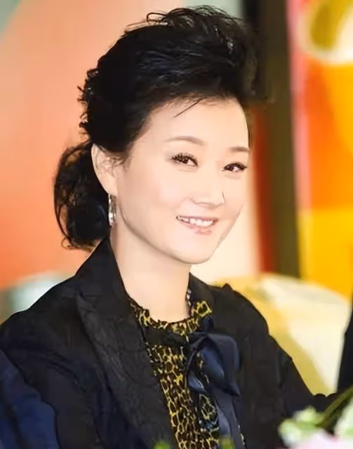 58歲宋祖英近況罕見曝光:住北京豪宅,穿香奈兒,皮膚光滑不顯老