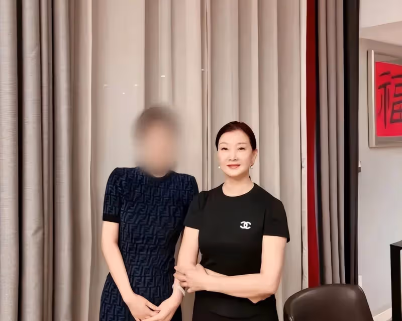 58歲宋祖英近況罕見曝光:住北京豪宅,穿香奈兒,皮膚光滑不顯老