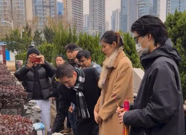 張子健攜女兒悼念前妻李婷!眼含淚水反覆吸鼻子,女兒近照顏值高