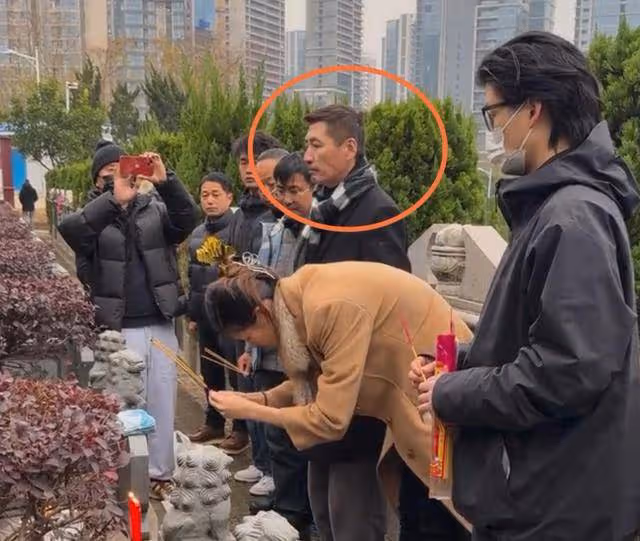 張子健攜女兒悼念前妻李婷!眼含淚水反覆吸鼻子,女兒近照顏值高