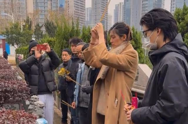 張子健攜女兒悼念前妻李婷!眼含淚水反覆吸鼻子,女兒近照顏值高