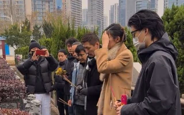 張子健攜女兒悼念前妻李婷!眼含淚水反覆吸鼻子,女兒近照顏值高