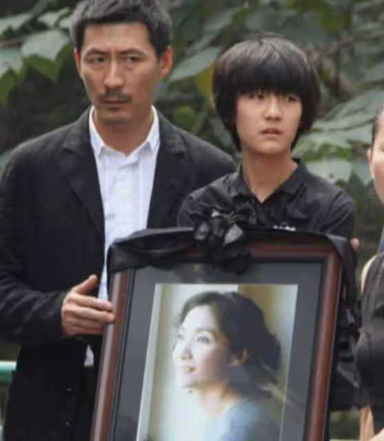 張子健攜女兒悼念前妻李婷!眼含淚水反覆吸鼻子,女兒近照顏值高
