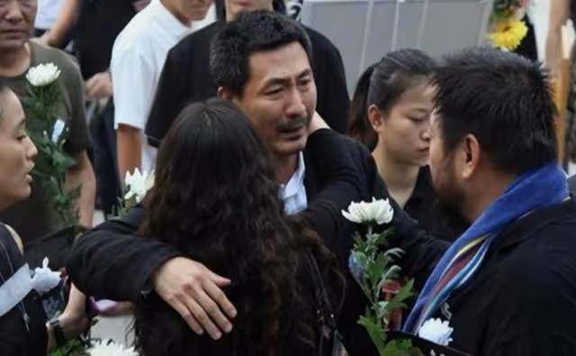 張子健攜女兒悼念前妻李婷!眼含淚水反覆吸鼻子,女兒近照顏值高
