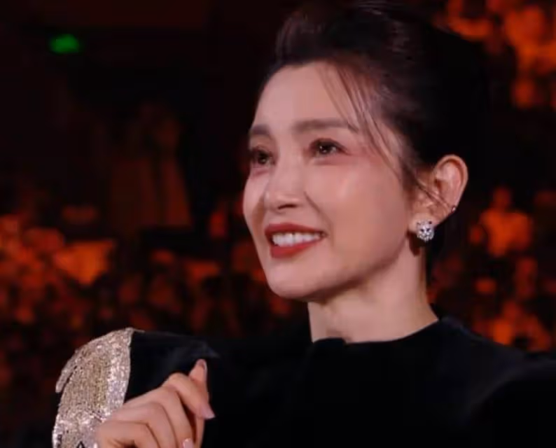 微博之夜現場大混戰!肖戰坐前排王一博不敢落座,關曉彤被邊緣化