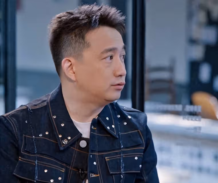 52歲黃磊回應無戲可拍:2年沒拍戲,3年沒當男主,綜藝演戲都停了