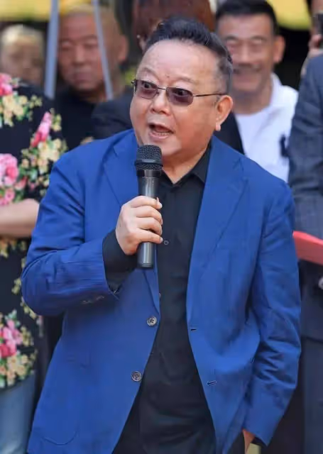 事實證明,被傳賣掉上億豪宅移民美國的王剛,已經走上另一條大道
