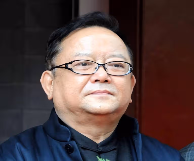 事實證明，被傳賣掉上億豪宅移民美國的王剛，已經走上另一條大道