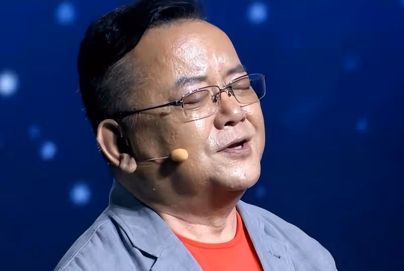 事實證明，被傳賣掉上億豪宅移民美國的王剛，已經走上另一條大道