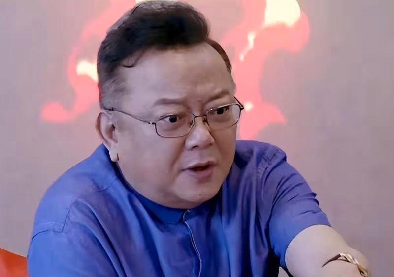 事實證明，被傳賣掉上億豪宅移民美國的王剛，已經走上另一條大道
