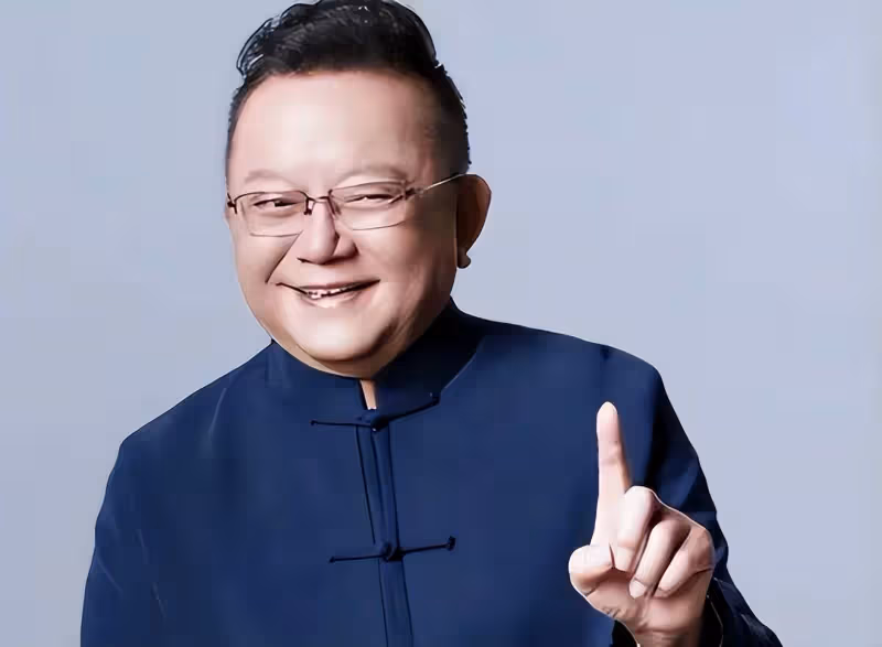 事實證明，被傳賣掉上億豪宅移民美國的王剛，已經走上另一條大道