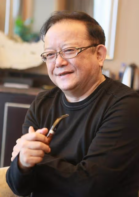 事實證明，被傳賣掉上億豪宅移民美國的王剛，已經走上另一條大道