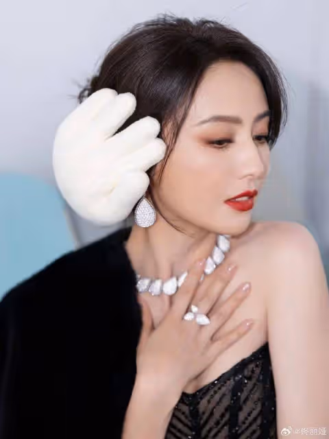 佟麗婭穿黑色抹胸裙露出事業線!既風情萬種又性感火辣