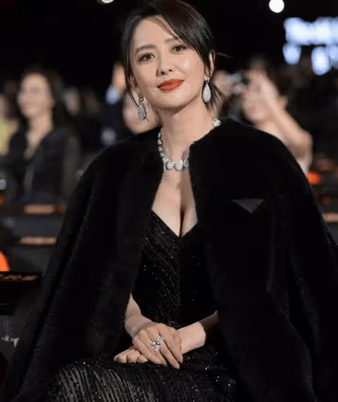 佟麗婭穿黑色抹胸裙露出事業線!既風情萬種又性感火辣