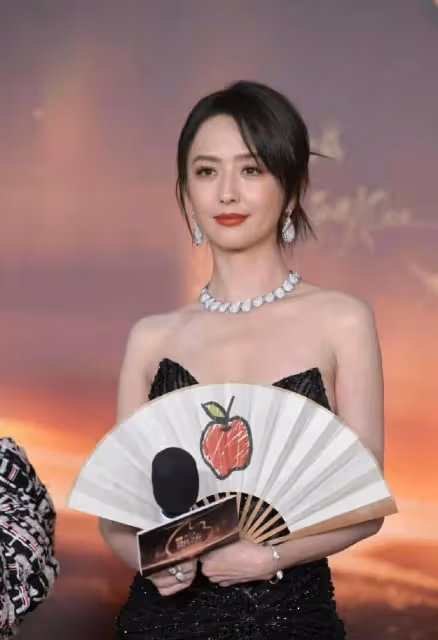 佟麗婭穿黑色抹胸裙露出事業線!既風情萬種又性感火辣