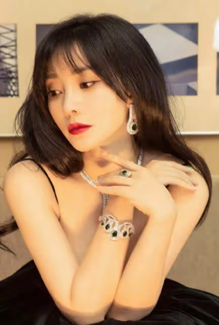 性感火辣的柳岩被曝懷孕男友陪去婦產科?粉絲急忙闢謠
