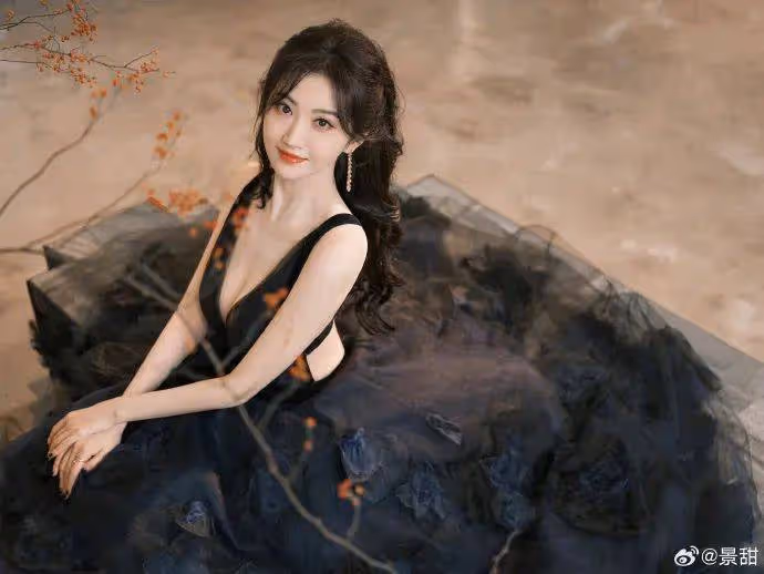 景甜穿黑紗裙露出事業線和美背！魔鬼身材性感火辣