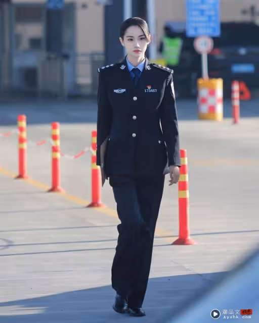 AA片女星曬九頭身警花制服帥照「英挺反差感」網震撼！親揭真實身世