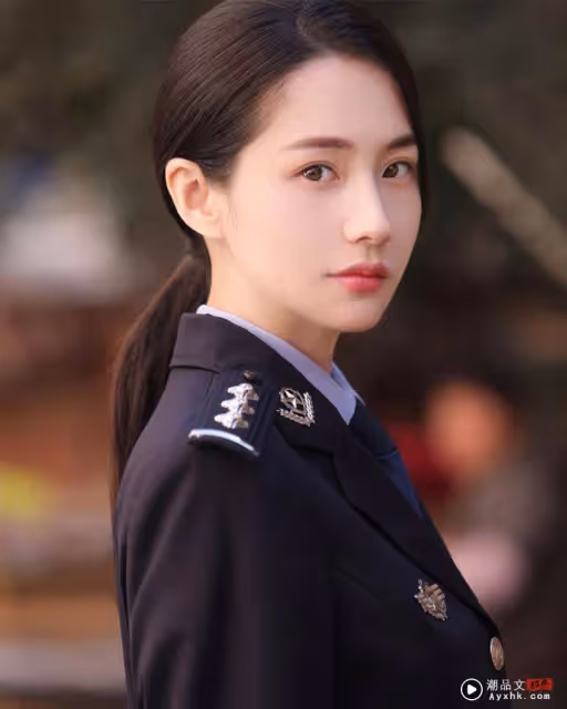 AA片女星曬九頭身警花制服帥照「英挺反差感」網震撼！親揭真實身世