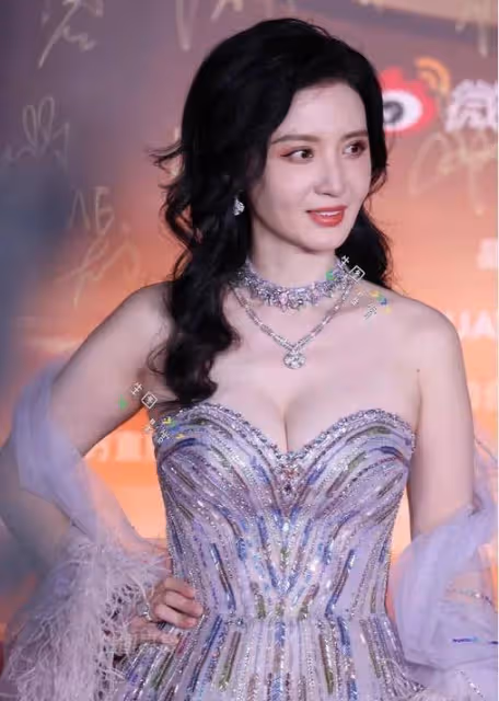 張萌穿紫色抹胸裙露出傲人事業線!魔鬼身材性感火辣