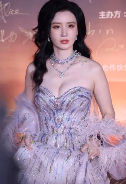 張萌穿紫色抹胸裙露出傲人事業線!魔鬼身材性感火辣