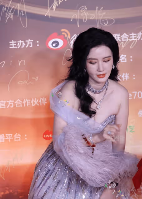 張萌穿紫色抹胸裙露出傲人事業線!魔鬼身材性感火辣