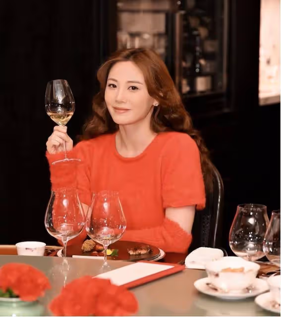 群星現身千億富豪飯局,朱晨麗穩坐C位,曾被好姐妹爆料好事將近
