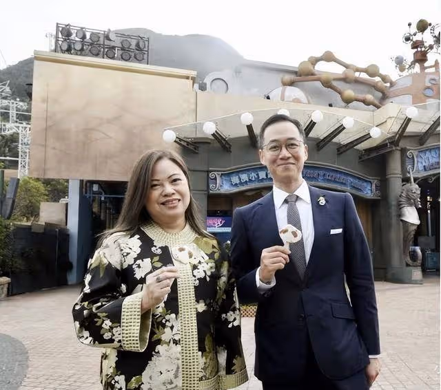 群星現身千億富豪飯局,朱晨麗穩坐C位,曾被好姐妹爆料好事將近