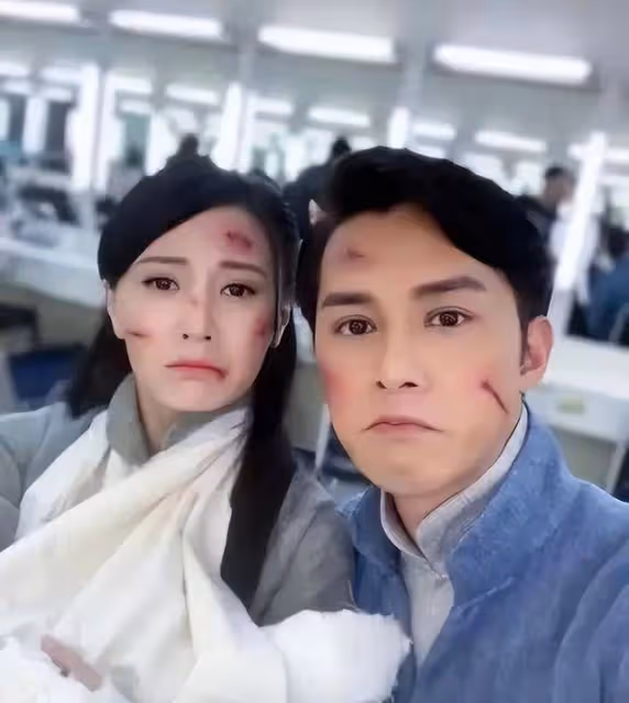群星現身千億富豪飯局,朱晨麗穩坐C位,曾被好姐妹爆料好事將近