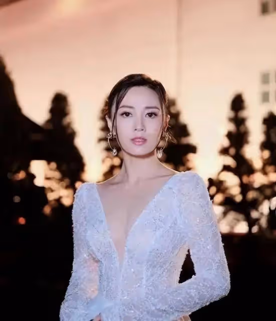 群星現身千億富豪飯局,朱晨麗穩坐C位,曾被好姐妹爆料好事將近