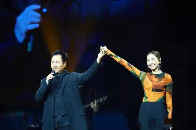 視後胡定欣開個唱黎耀祥任嘉賓,座無虛席,網友建議多唱慢歌