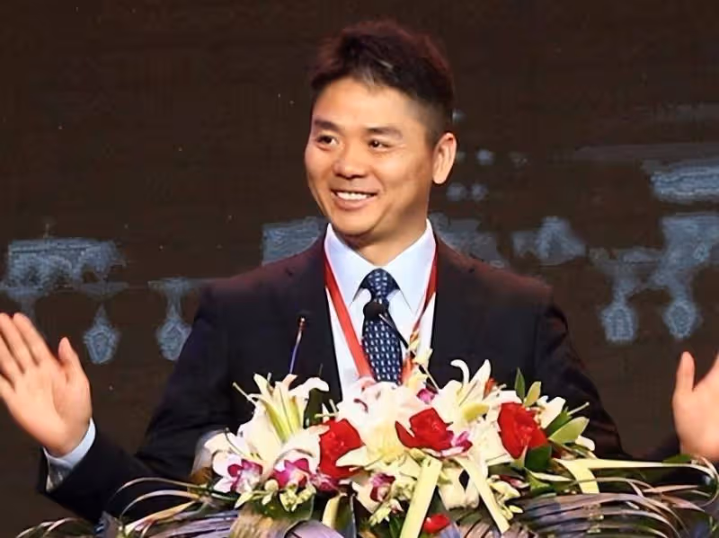 劉強東妹夫近況!是教師沒再婚,撫養仨女兒,大舅哥每年給一百萬