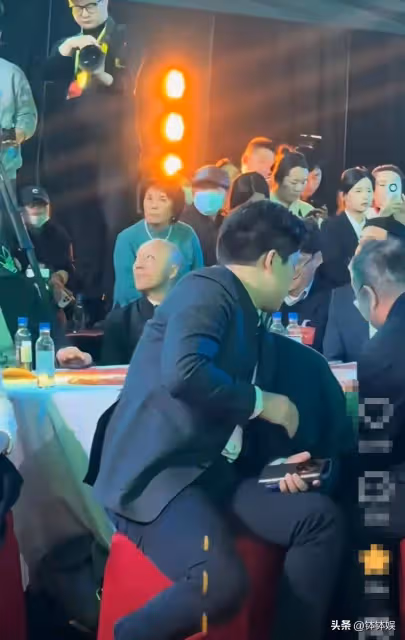 霍啟剛又胖了!參加百花迎春晚會褲子短半截,手上拿著兩部手機
