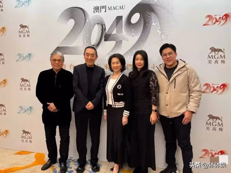 霍啟剛又胖了!參加百花迎春晚會褲子短半截,手上拿著兩部手機