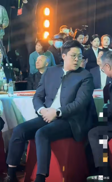 霍啟剛又胖了!參加百花迎春晚會褲子短半截,手上拿著兩部手機