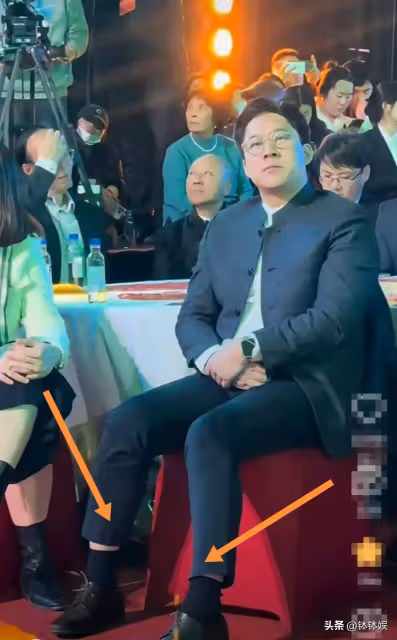 霍啟剛又胖了!參加百花迎春晚會褲子短半截,手上拿著兩部手機