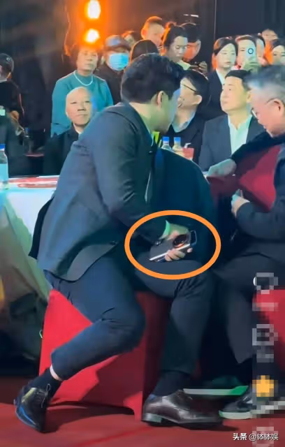 霍啟剛又胖了!參加百花迎春晚會褲子短半截,手上拿著兩部手機