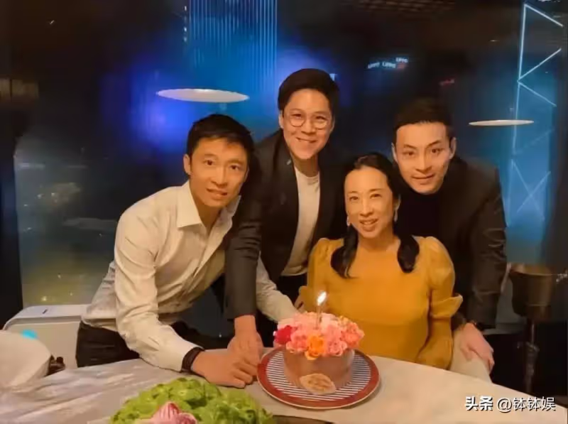 霍啟剛又胖了!參加百花迎春晚會褲子短半截,手上拿著兩部手機