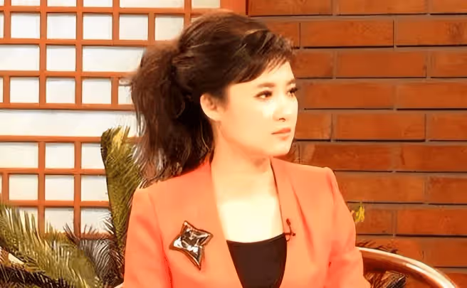 央視「最強」主持：21歲入駐央視，29年無緋聞，丈夫身份至今成謎