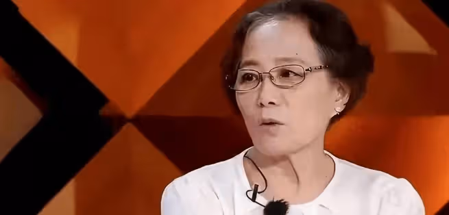 拆散兒子3段情，45歲大明星無人敢嫁，躺狗窩崩潰大哭！