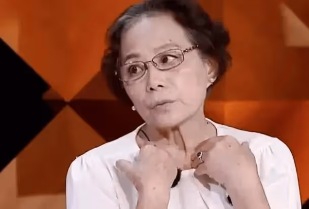 拆散兒子3段情，45歲大明星無人敢嫁，躺狗窩崩潰大哭！