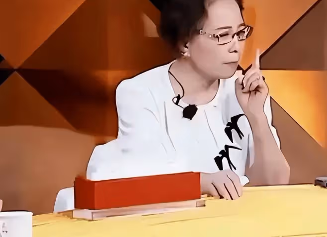 拆散兒子3段情，45歲大明星無人敢嫁，躺狗窩崩潰大哭！
