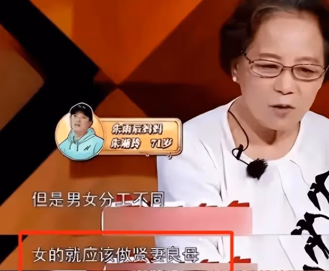 拆散兒子3段情，45歲大明星無人敢嫁，躺狗窩崩潰大哭！