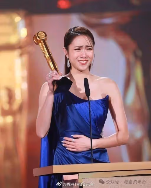 TVB神顏小花被集郵曬逆天長腿!對輪椅人士暖心舉動獲贊人美心善