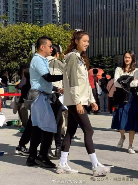 TVB神顏小花被集郵曬逆天長腿!對輪椅人士暖心舉動獲贊人美心善