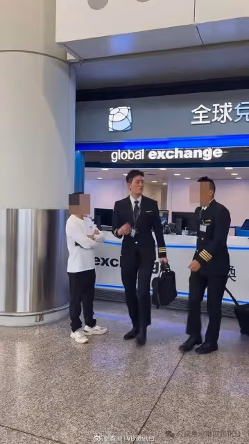 麥明詩挺巨肚到機場「Check」老公!盛勁為表情惹網民起疑