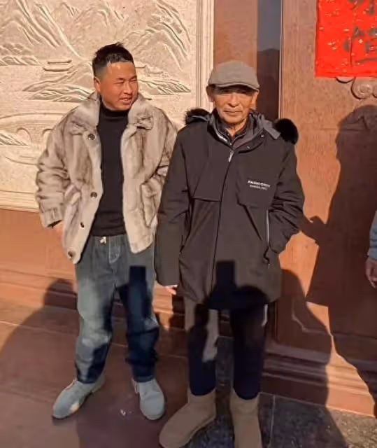 劉強東父親火了!在角落裡拆紙箱、賣廢品,母親穿貂絨大衣很驕傲