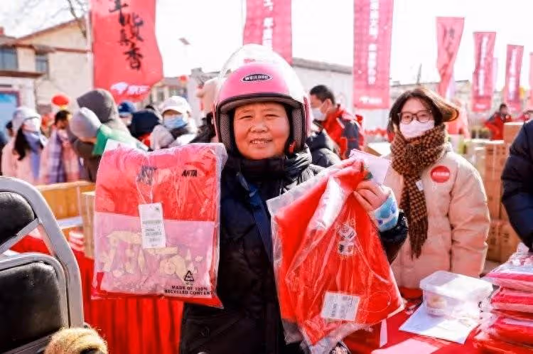 劉強東父親火了!在角落裡拆紙箱、賣廢品,母親穿貂絨大衣很驕傲